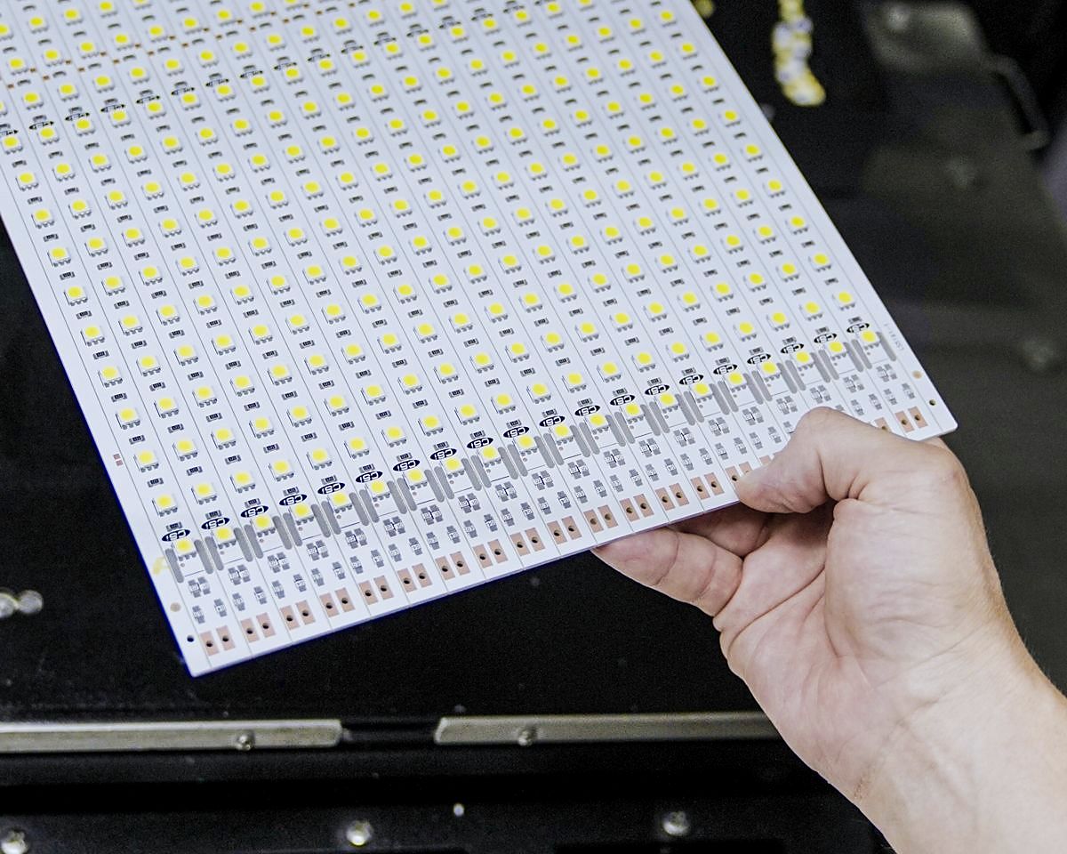 Placa de tiras LED recién montada, con el logo CSi impreso