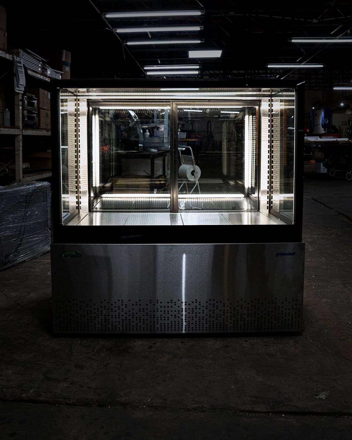 Vitrina cúbica de Grupo Cheff con tiras LED CSi encendidas en todas sus caras